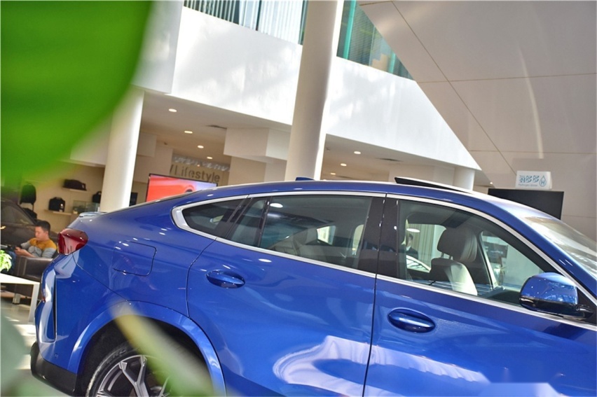 百万级Coupe SUV实拍对比 宝马X6和奥迪Q8谁更香？