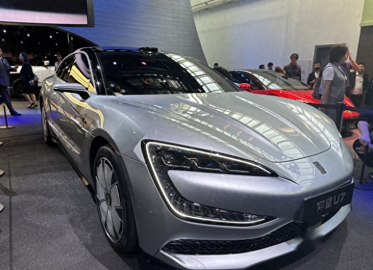 仰望U7亮相北京车展，首搭云辇-Z技术，又要颠覆行业？