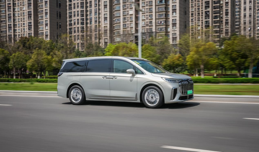 30万买MPV？手把手教你，新岚图梦想家和赛那怎么选