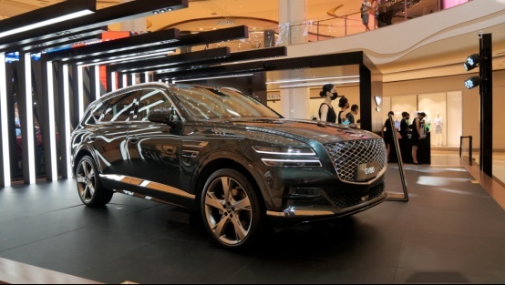 龙湖天街实拍中大型豪华车捷尼赛思GV80和G80