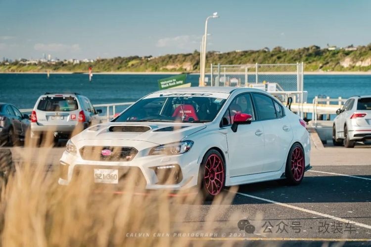 樱花粉点缀的竞技风11代斯巴鲁WRX STI，小姐姐都表示无法抗拒