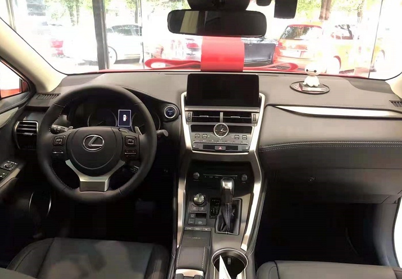 实拍雷克萨斯NX，外观犀利+内饰一般，这轴距能叫中型SUV？