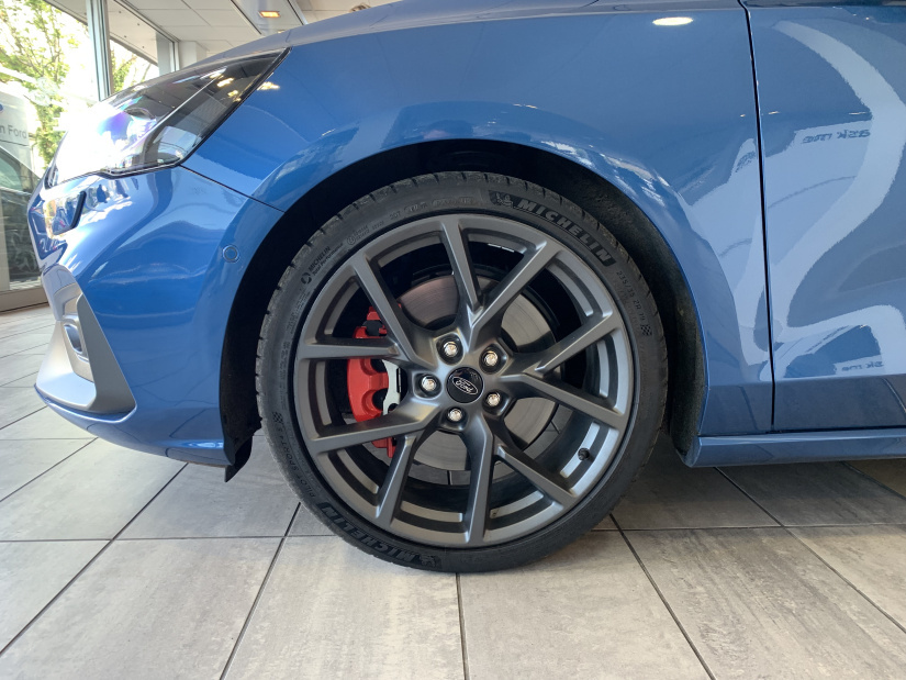 看到全新福克斯ST实车，感觉高尔夫GTI和领克03+要失宠了