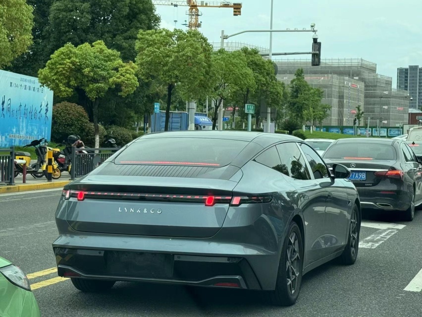 领克Z10实车现身，长超5米+电动尾翼，配789马力+双腔空悬