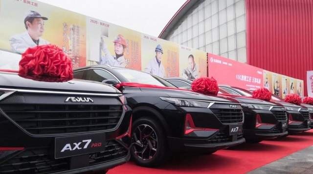 丁绍斌亲手交钥匙，东风工匠每人被奖一台风神AX7 PRO