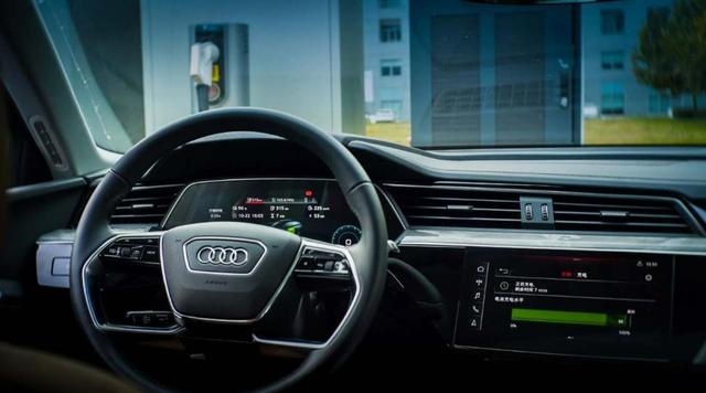 别被续航遮蔽双眼 奥迪 e-tron其实是一款真正的高性能纯电SUV