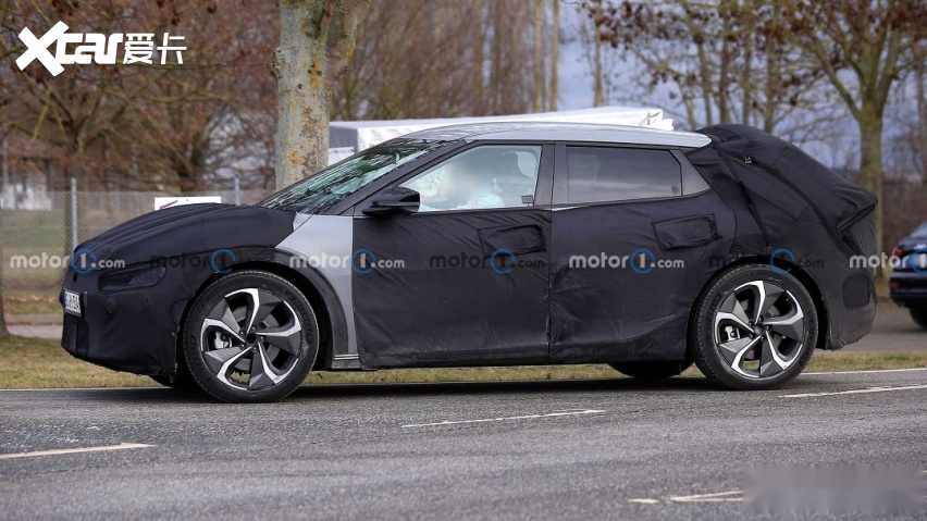 kia-ev-crossover-new-spy-photo-side-view.jpg