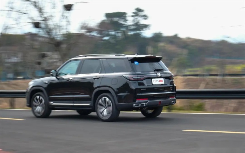 转战“奶爸车”市场，长安CS95PLUS干脆连性格都变了