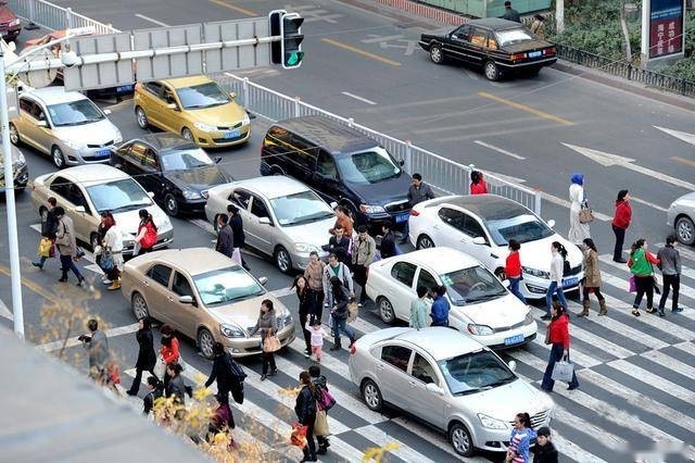 过斑马线需谨慎，别让“礼让行人抓拍”成为“出行噩梦”