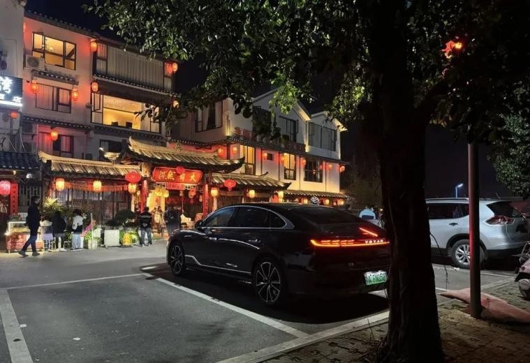 岚图追光PHEV与奥迪A6L对决：动力与舒适谁更胜一筹？