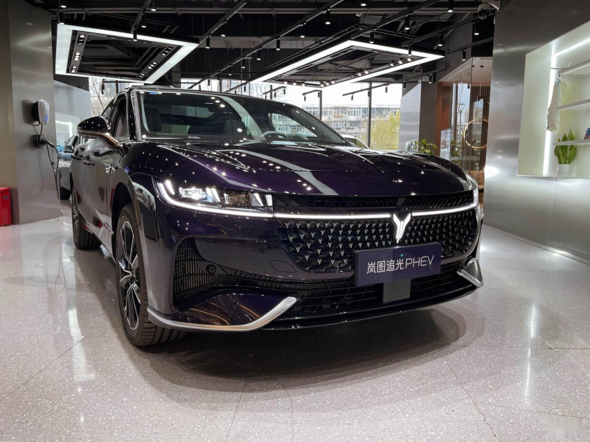 探店岚图追光PHEV：1260km续航+超宽空间 不到27万选它值得吗