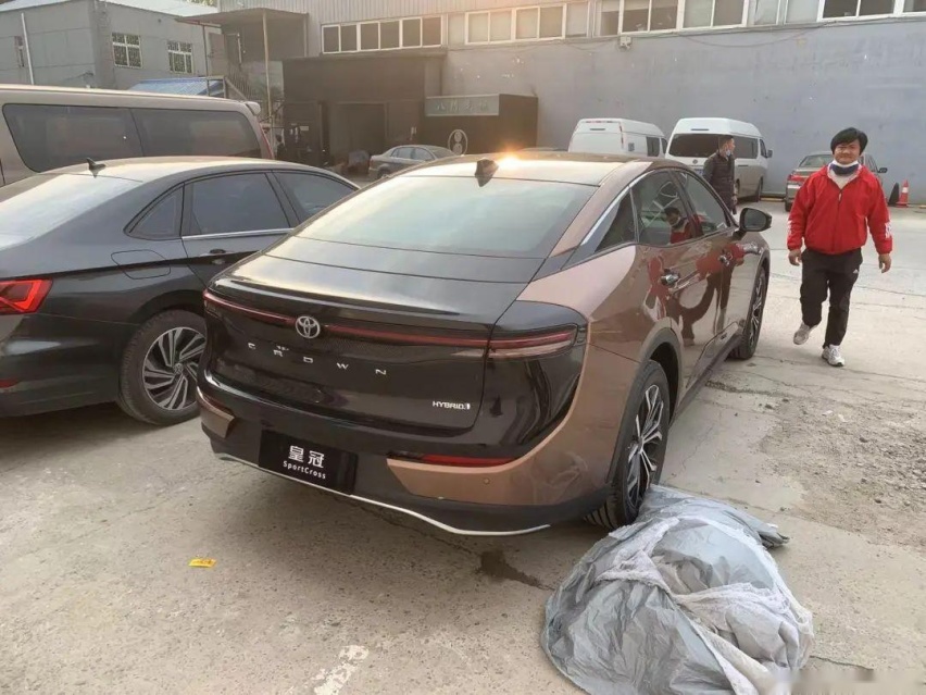 昔日皇冠已逝,全新一代丰田皇冠实车辣眼,还要引入中国