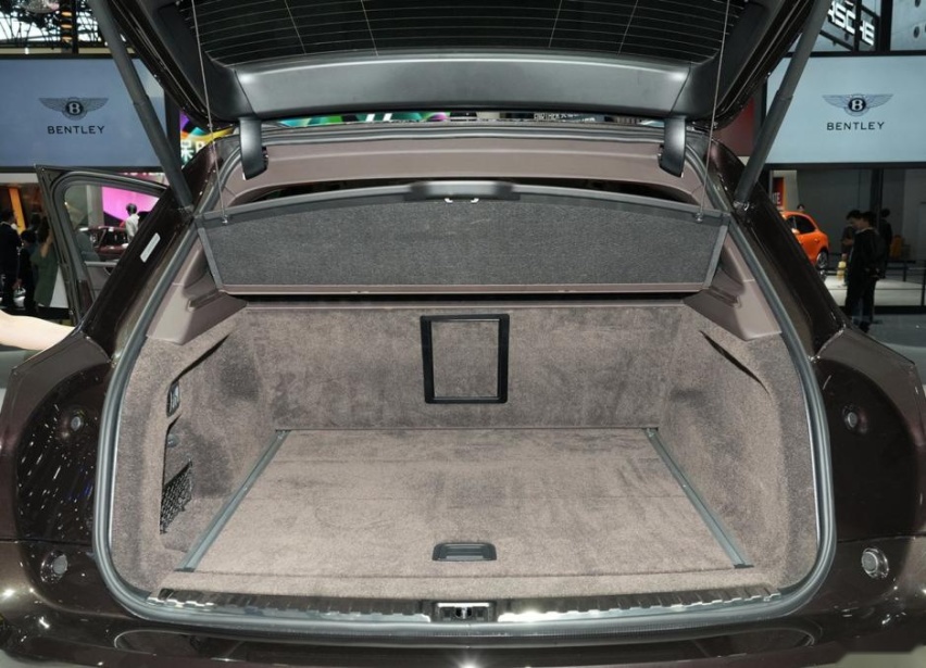 4.0T V8可实现4.6秒破百，宾利添越还是超豪车老家伙的味道！