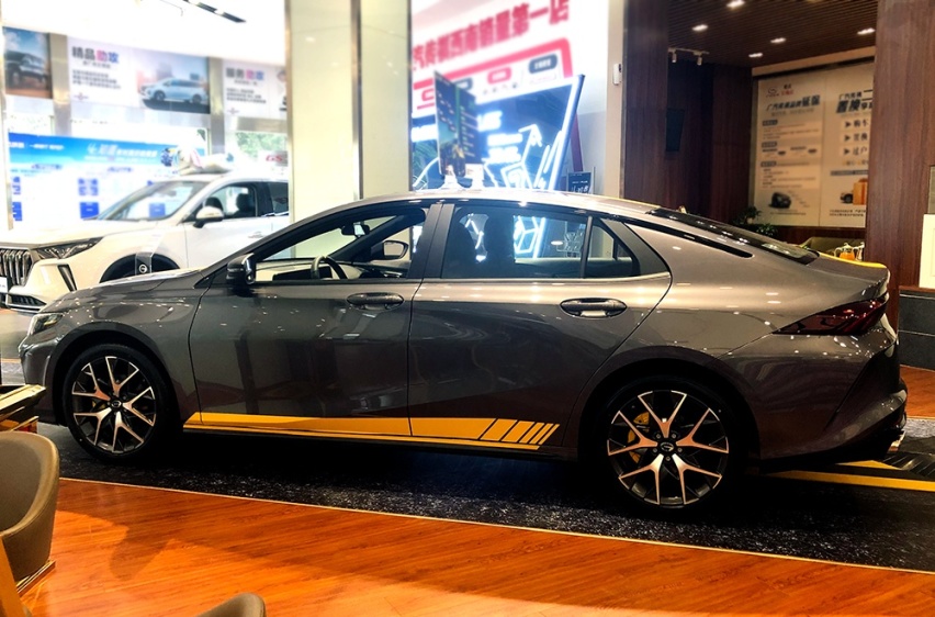 影豹到店实拍：线条犀利，仿碳纤维和撞色设计抢眼，试驾车在路上