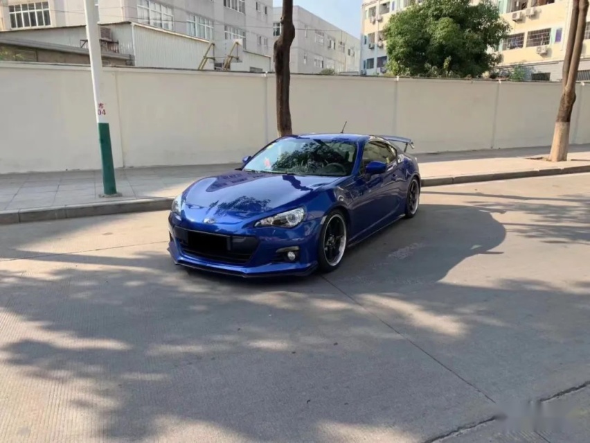 颜值与性能都在线的斯巴鲁BRZ，姿态风外观下有着300匹轮上马力