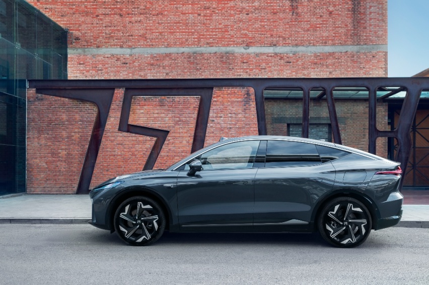 降到25万级的特斯拉Model Y，谁又能发起挑战？