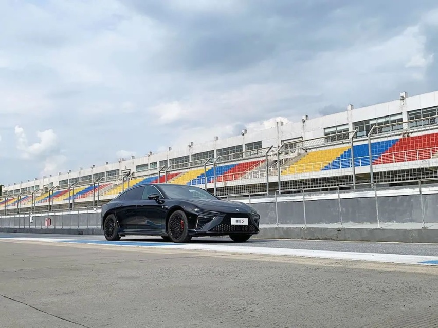 加速比肩Model 3性能版 开着哪吒S跑赛道是啥体验？