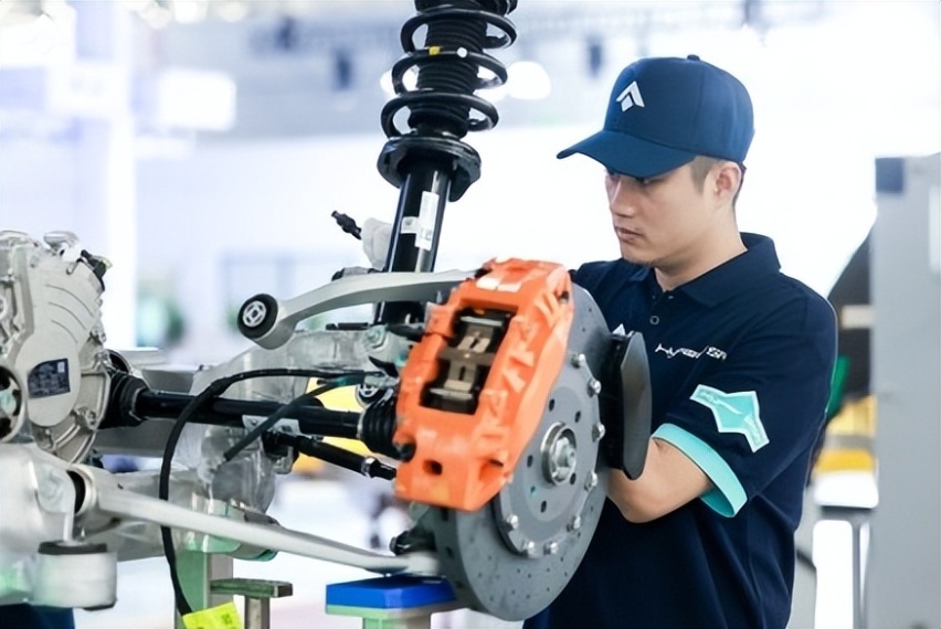 不止领先。中国第一超跑昊铂SSR上市交付，售128.6万元起