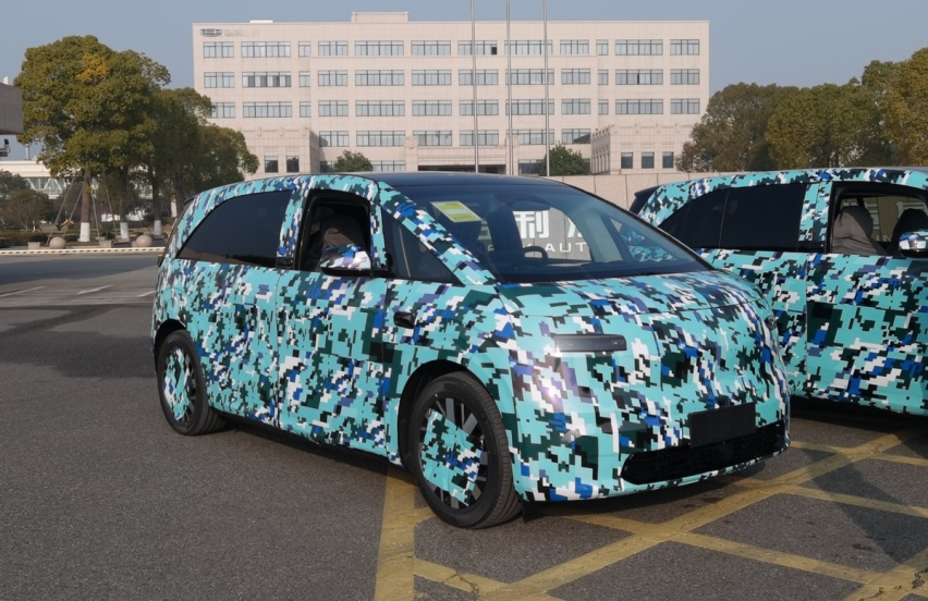 极氪全新MPV车型CM2E内饰曝光，配折叠扶手箱，前排可切换三人座