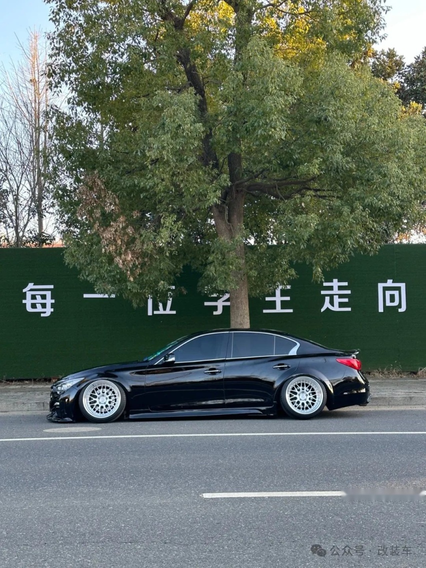 宽体姿态风的英菲尼迪Q50，从年轻小伙变成了稳重大叔