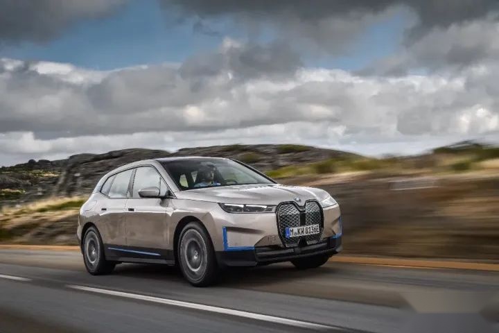 BMW iX显露真身、宝马你低估了，特斯拉一定也看了宝马新车