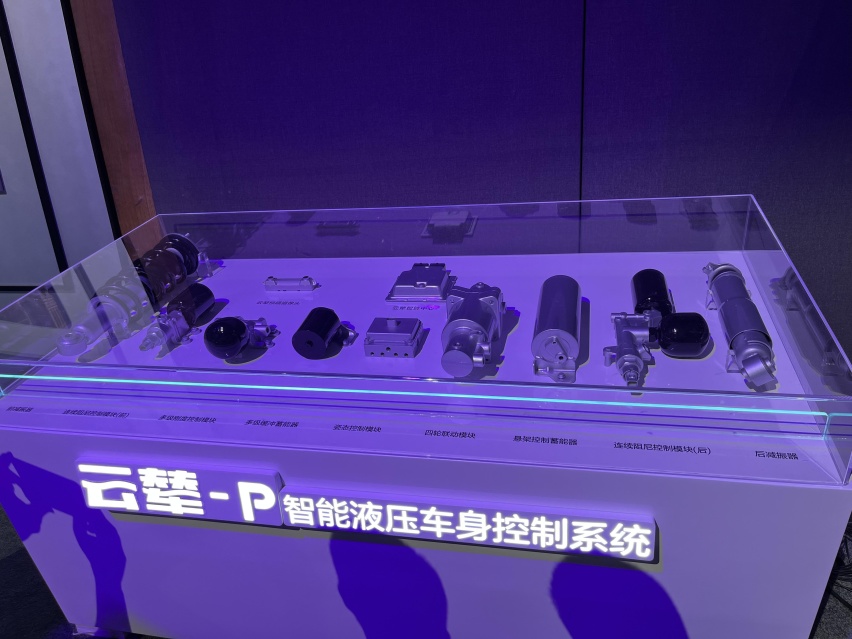四轮高度独立可调,涉水、飞坡从容应对,仰望U8的底气从何而来?