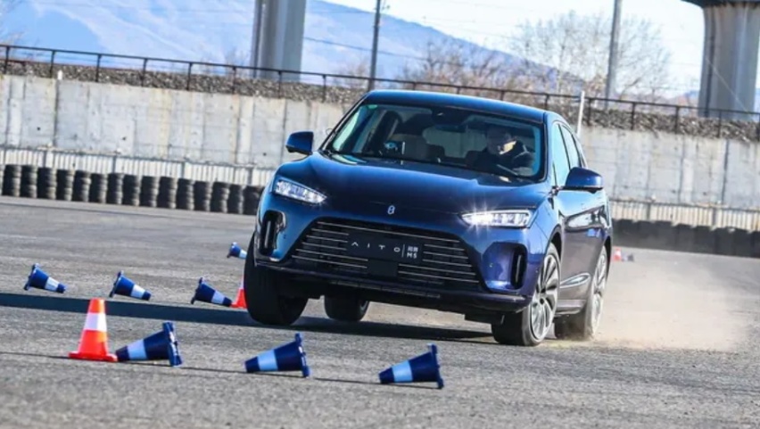 30万纯电中型SUV，Model Y/问界M5/极狐阿尔法T，谁更舒适