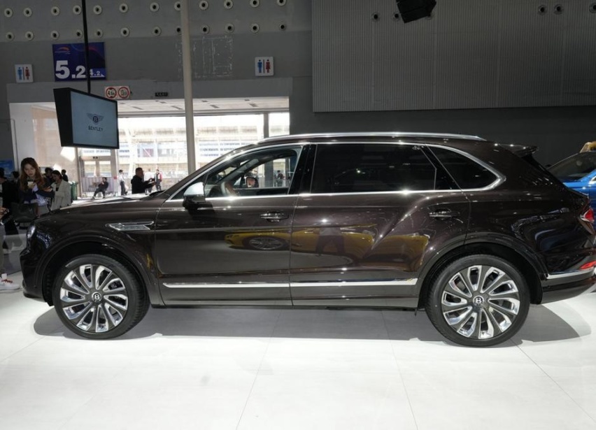4.0T V8可实现4.6秒破百，宾利添越还是超豪车老家伙的味道！
