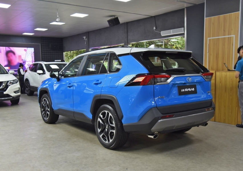 外形更加硬派，新增混合动力版本，新款丰田RAV4了解一下！