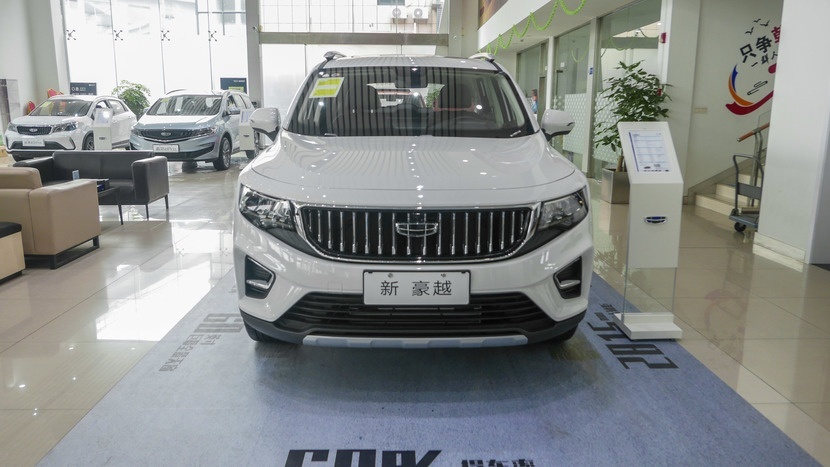 【帮你选车】变好看了 预计还是10-15万元之间 吉利豪越到店实拍