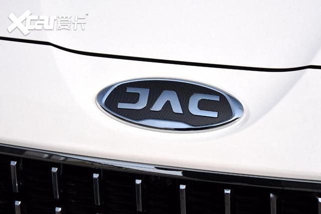 如果把车标遮住,消费者不会认为这是一台来自江淮的suv.