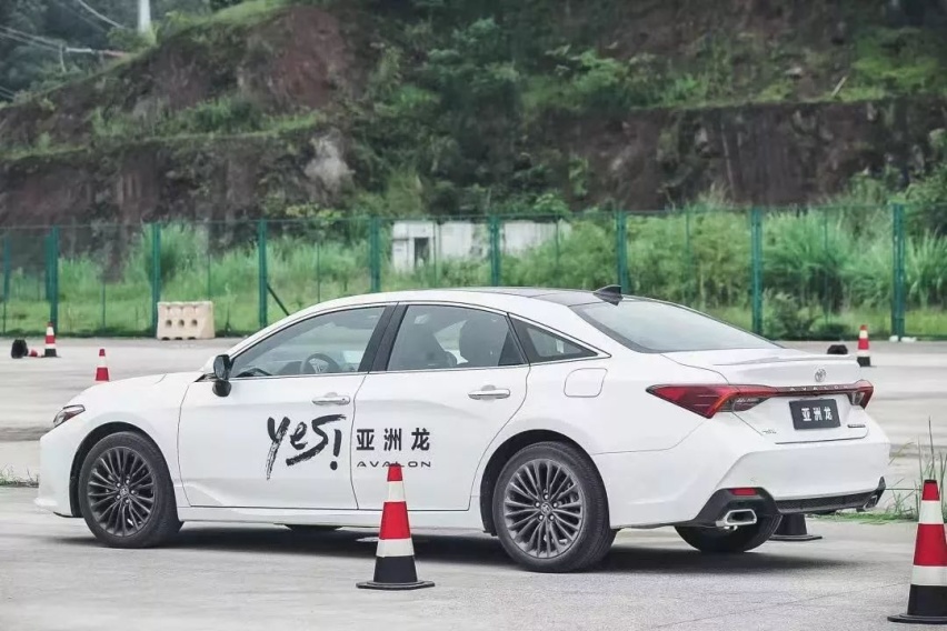 亚洲龙2.0L售19.98万起，这价格这能威胁到凯美瑞吗？