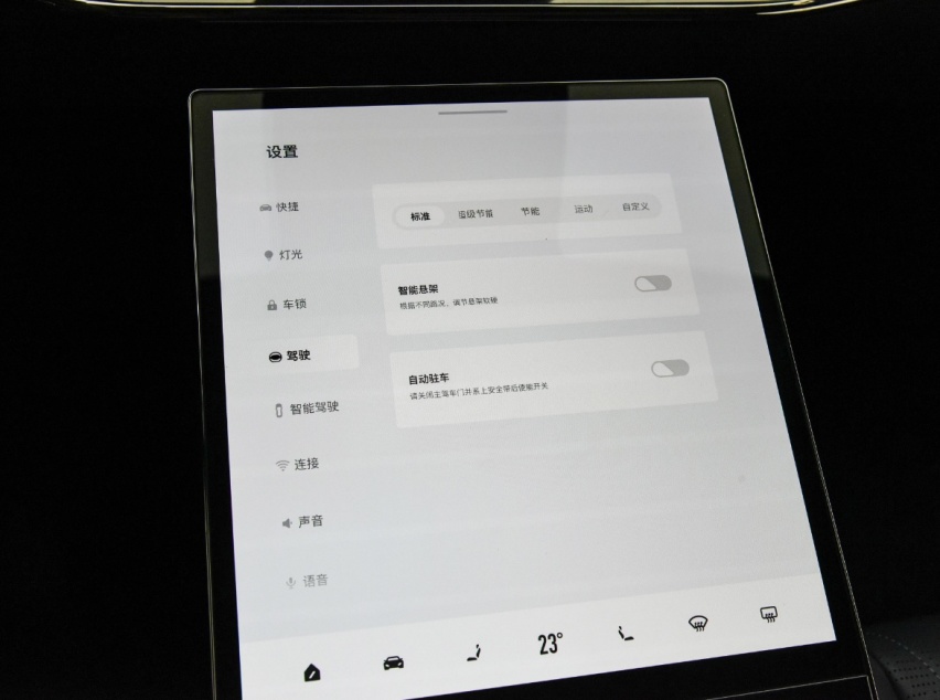 把“礼让行人”投射在路上，还有比这个回头率更高的吗？