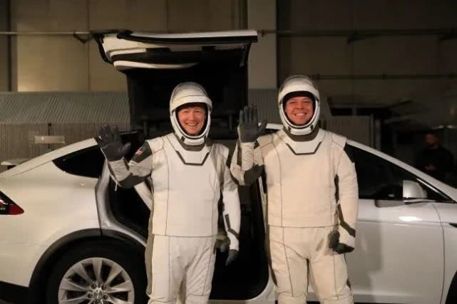 SpaceX载人上太空：九个关键阶段与两位优秀的宇航员