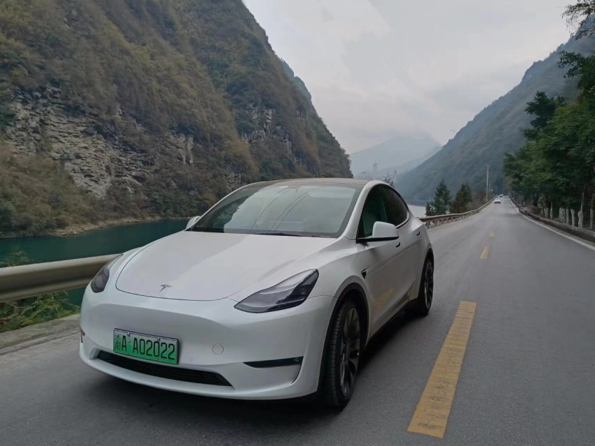 开着特斯拉 Model Y高性能四驱版游乌江画廊