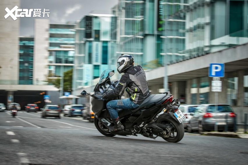 雅马哈tmax 560 Tech Max 外媒深度测评 爱卡汽车爱咖号