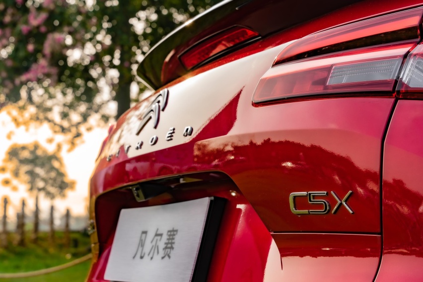 凡尔赛C5X:14.37万起售,标配19寸大轮毂,1.6T+8AT
