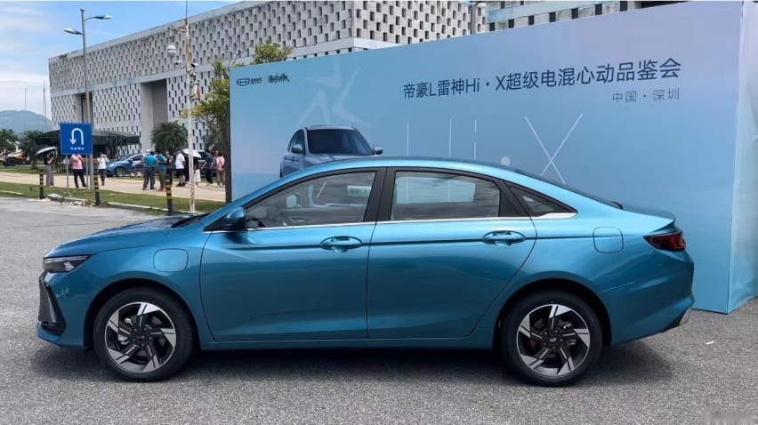实拍帝豪L雷神Hi·X，零百仅6.9s，亏电油耗3.8L，混动家轿新选