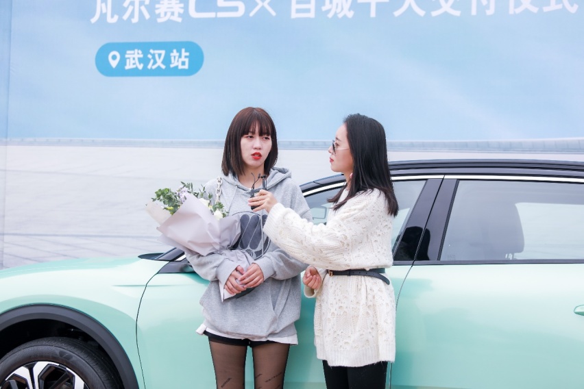 百城千人交付，11月计划5000辆，凡尔赛C5 X爆红靠什么？