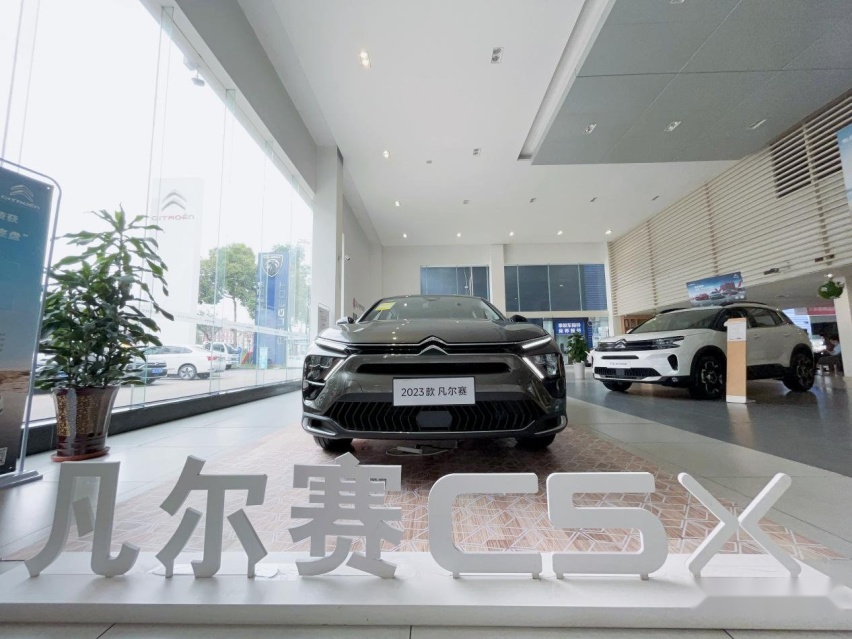 探店|2023款凡尔赛C5 X，入门即豪华，14.37万起售