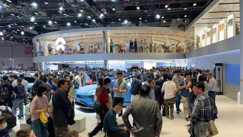 蔚来展台上的BBA高管们