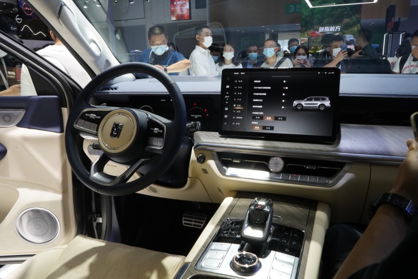 成都车展实拍坦克500：3.0T V6+9AT，实力圈粉