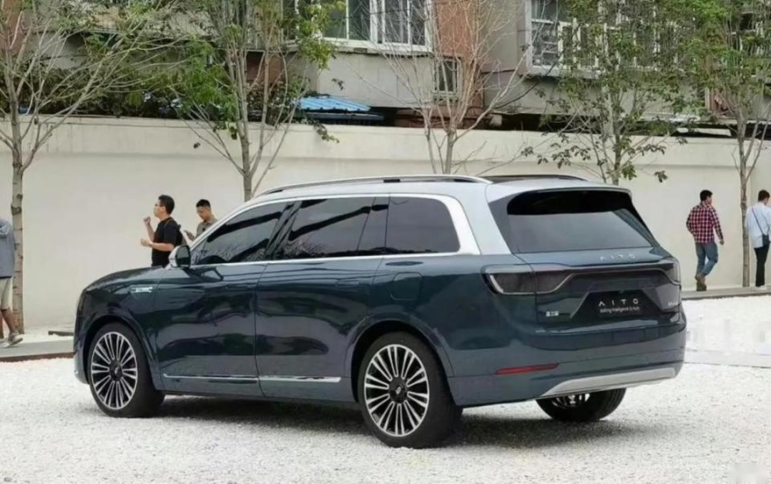 三联屏+华为巨幕投影+冰箱，问界M9当真“一千万以内最好”？