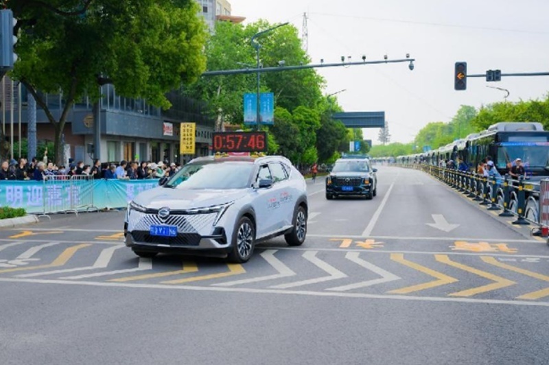 2.2万名跑者逐梦“宜马”  广汽传祺三度C位