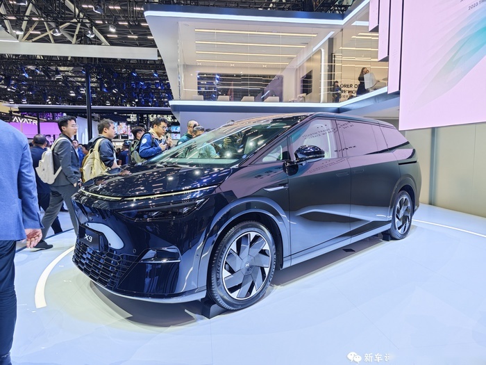 2023广州车展：双腔空悬+后轮转向，小鹏X9预售38.8万起