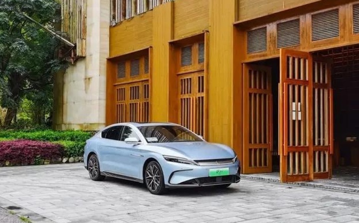 手握30万，极狐阿尔法S森林版对标比亚迪汉EV，谁更适合城市出行