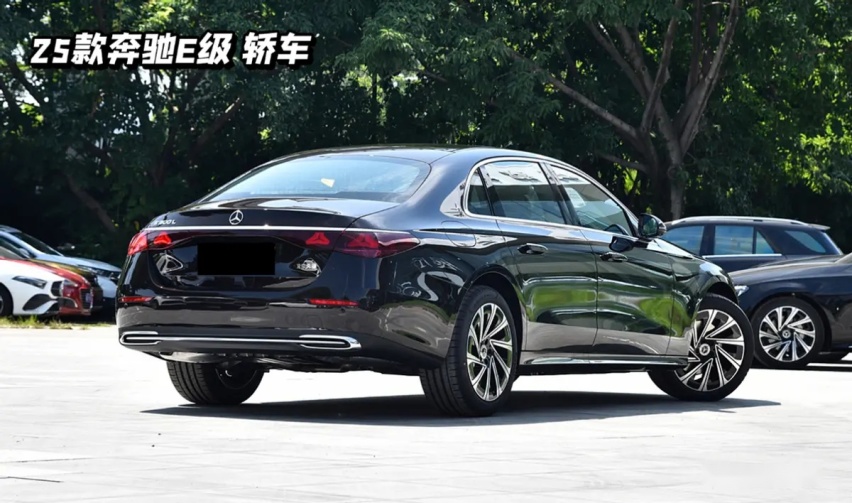 2025款奔驰E级实车到店，增配360度全景影像，有望近期上市
