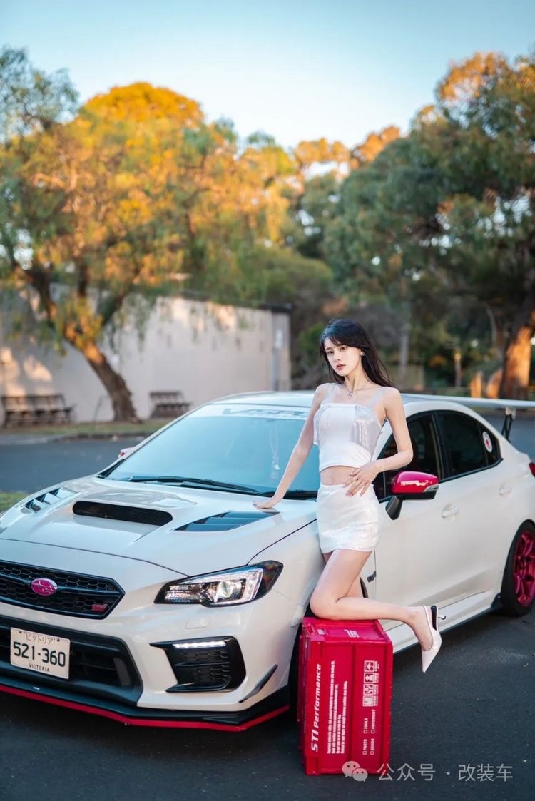 樱花粉点缀的竞技风11代斯巴鲁WRX STI，小姐姐都表示无法抗拒