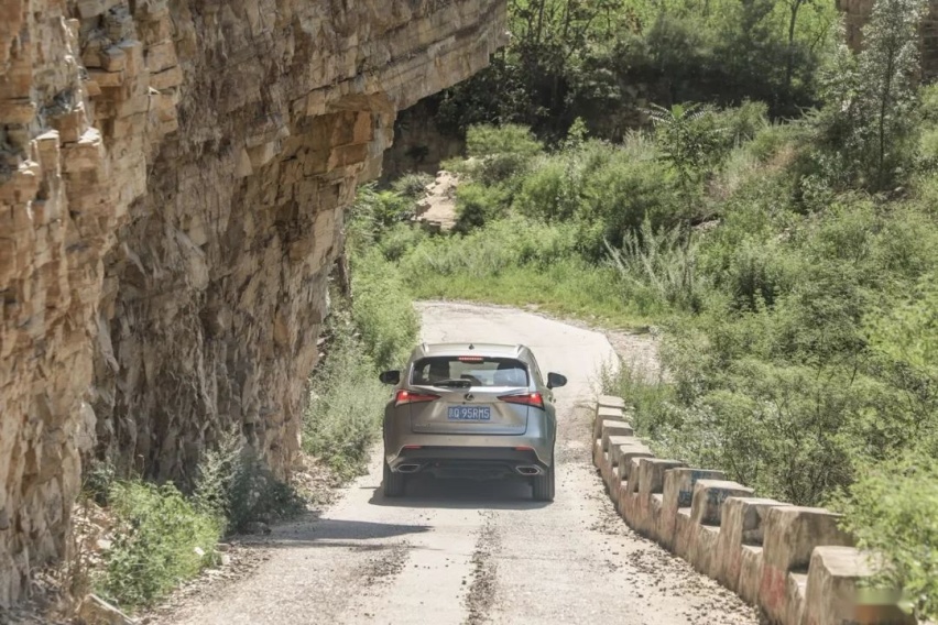 最美公路丨险与美共存，记雷克萨斯NX 300挂壁公路之行