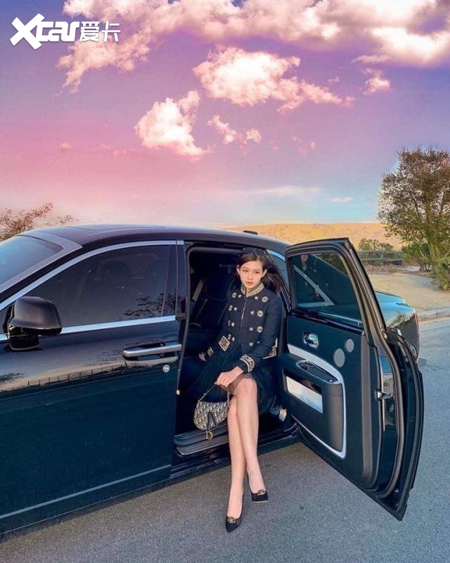 一个坐拥50辆百万豪车,一个开着30万座驾